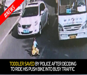 “فيديو“ شاهد لحظة قيام شرطي بإنقاذ طفل صغير أثناء ركوبه دراجته في شارع مزدحم بالحركة المرورية