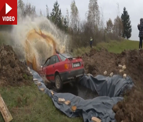 “فيديو“ شاهد مسن غاضب يقفز بسيارته في بركة تحتوي على 12000 لتر من كوكا كولا