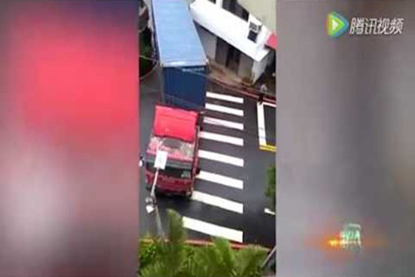 “فيديو” شاهد سائق تمكن من العبور بشاحنته الضخمة ضمن فتحة ضيقة للغاية بين مبنيين sans-titre