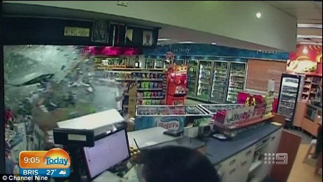 “فيديو“ شاهد اقتحام رجل بسيارته متجراً في محطة وقود في إحدى المدن الأسترالية sans-titre