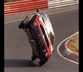 “فيديو” شاهد ميني كوبر تدور بعجلتين حول حلبة نوردسشلييفي