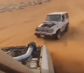 “فيديو“ شاهد لحظة اصطدام مركبتين في موقع للتطعيس بالقصيم