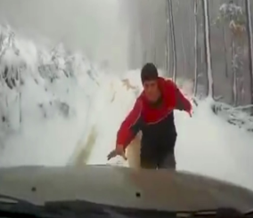 “فيديو” شاهد ماكانت نتيجة سائق نزل من سيارته ونسي استخدام المكابح اليدوية