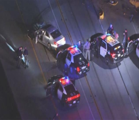 “فيديو”شاهد مطاردة شرطة لمرسيدس سي ال اس مسروقة تنتهي بتحطمها في حاجز