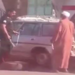 “فيديو“ شاهد رجل أمن يغير إطار سيارة رجل مُسن 1