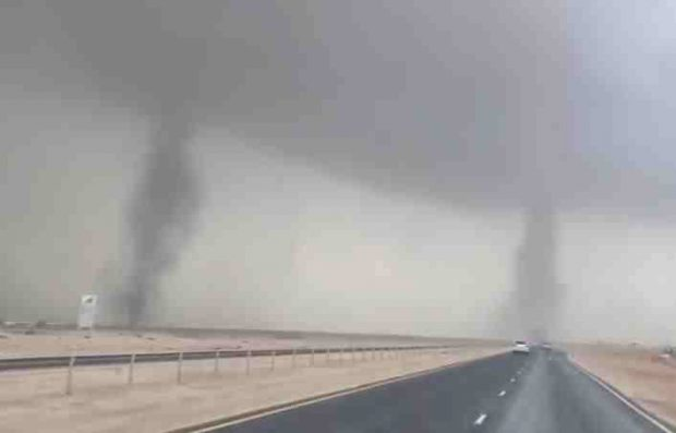 “فيديو“ شاهد ظاهرة نادرة من الأعاصير القمعية وقد ضربت إحدى الطرق السريعة بدولة قطر