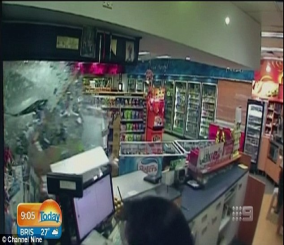 “فيديو“ شاهد اقتحام رجل بسيارته متجراً في محطة وقود في إحدى المدن الأسترالية