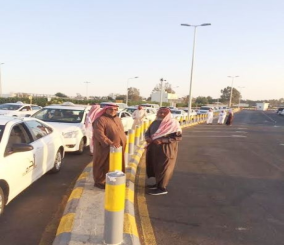 العشرات من سائقي الليموزين بمطار الطائف يتذمرون من عدم الإنصاف في إيجاد مسارين