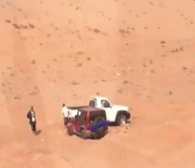 “فيديو“ شاهد قائد مركبة حاول مساعدة آخر علقت سيارته في الرمال فانقلبت وبداخلها صاحبها