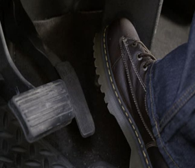 ماذا تفعل إذا علقت دواسة الوقود فجأة؟