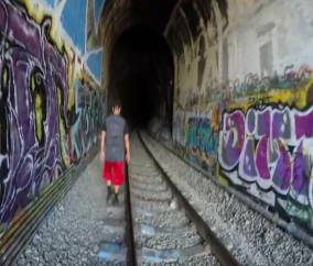 “فيديو“ شاهد اللحظات العصيبة التي مر بها مستكشفون للأنفاق حيث داهمهم قطار فجأة