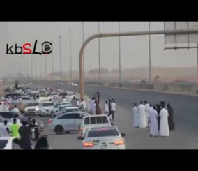 “فيديو” شاهد مفحط بصحبة فتاتين يستعرض وسط حشد كبير من المتجمهرين