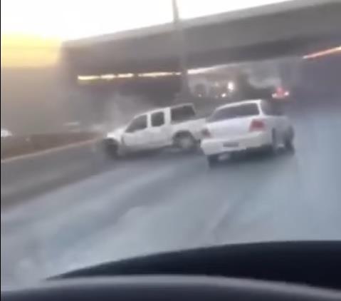 "فيديو" شاهد عناد بين قائدي سيارتين على طريق سريع ينتهي بوقوع حادث 10