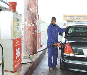 قائد مركبة يتكفل بإصلاح أضرار تسبب فيها داخل إحدى محطات الوقود بسبب 10 ريالات