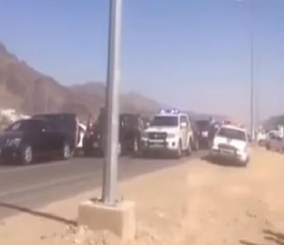 “فيديو” شاهد أمير نجران يوقف موكبه في استجابة جميلة لينصت لحديث امرأة وابنتها