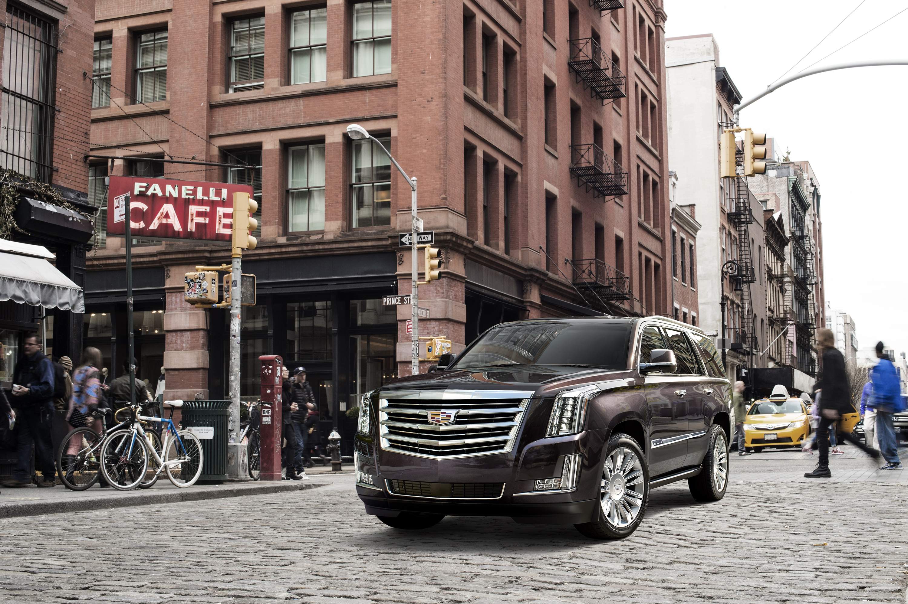 "بالصور" أغلى عشرين سيارة إس يو في لعام 2017 SUV With head-turning styling the 2017 Escalade Platinum always strikes a confident pose.