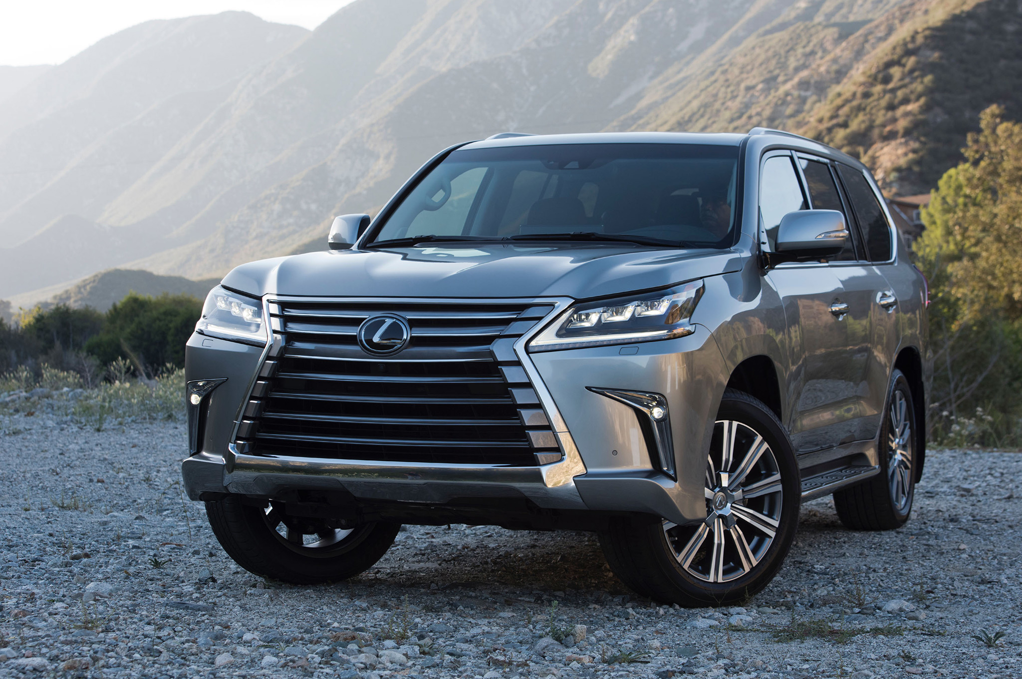 "بالصور" أغلى عشرين سيارة إس يو في لعام 2017 SUV 2017-lexus-lx-570-front-end