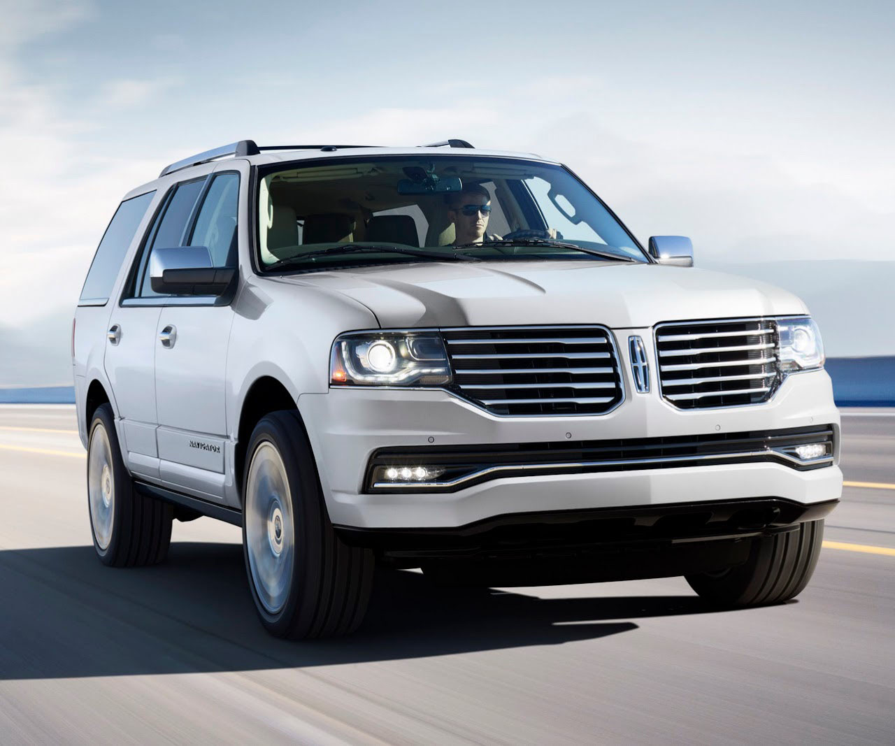 "بالصور" أغلى عشرين سيارة إس يو في لعام 2017 SUV 2017-lincoln-navigator-front-1