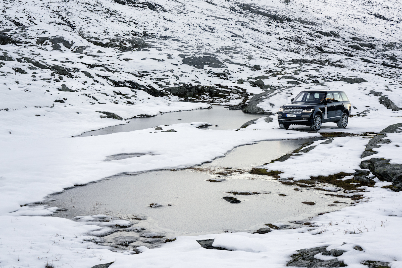 NORWAY. 2016. Mountain driving on the plateau above Geiranger. Photographed on assignment for Land Rover.