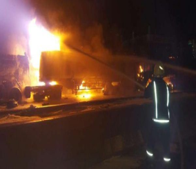 “فيديو“ شاهد حادث مروري مروّع وقع بين ثلاث شاحنات إحداها ناقلة محمّلة بالوقود