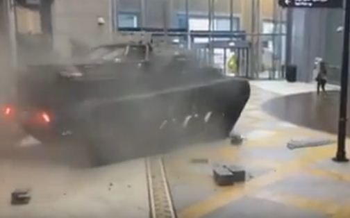 "فيديو" شاهد دبابة عسكرية تقتحم دبي مول أشهر مركز تجاري في الإمارات kk