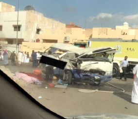 “فيديو وصور“ شاهد تعرض حافلة مدرسية تقل 20 طالباً وطالبة لحادث مروري في أحد التقاطعات بالمدينة المنورة