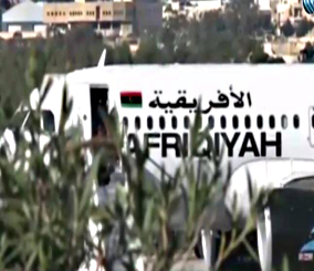 “فيديو” شاهد لحظة إطلاق سراح معظم ركاب الطائرة الليبية المختطفة في مالطا