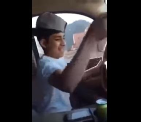 “فيديو” شاهد لحظة انقلاب شاب بسيارته أثناء ممارسة التفحيط