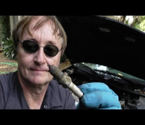 “فيديو” شاهد كيفية تغيير شمعات الإشعال في سيارتك!