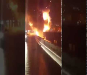“فيديو” شاهد تحطم صهريج للوقود واندلاع النيران فيه على أحد الطرقات السريعة الأمريكية