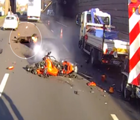 “فيديو” شاهد لحظة اصطدام مروعة لدراجة نارية بشاحنة