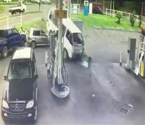 “فيديو“ شاهد لحظة نجاة عامل في محطة وقود من حادث مروع في تركيا