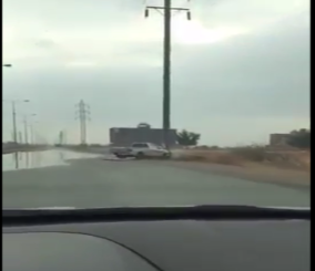 “فيديو“ شاهد شاباً يصدم سيارته عمداً بعمود إنارة