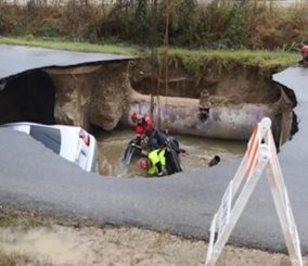 ”فيديو” شاهد عملية انتشال سيارتين سقطتا في انهيار مفاجئ على طريق بولاية تكساس الأمريكية