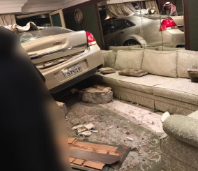 ”بالصور”مركبة تقتحم ديوانية إحدى الأسر في الكويت بعد الانتهاء من تلقي العزاء بفقيدها