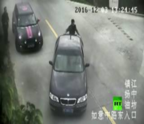 ”فيديو” شاهد سائق ينسى استخدام المكابح اليدوية فيتسبب بكارثة