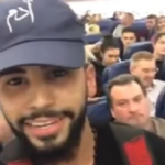 "فيديو" شاهد لحظة طرد مواطن أمريكي يمني الأصل من طائرة بعد حديثه بالهاتف مع والدته باللغة العربية 1