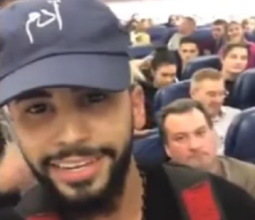 “فيديو” شاهد لحظة طرد مواطن أمريكي يمني الأصل من طائرة بعد حديثه بالهاتف مع والدته باللغة العربية