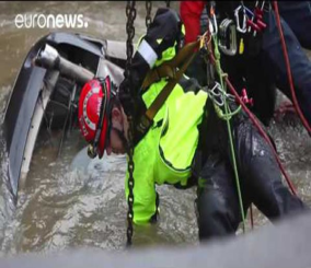 ”فيديو”شرطية أميركية تلقى حتفها بسيارتها في حفرة ابتلعتها