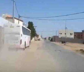 “فيديو” شاهد تهور سائق حافلة مدرسية مخصصة لنقل الطالبات