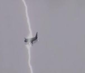 “فيديو” شاهد صاعقة تضرب طائرة محلقة في الجو