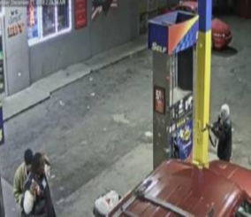 “فيديو” شاهد لحظة سرقة رجل تحت تهديد السلاح في محطة وقود