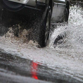 كيف تتعامل مع انزلاق السيارة على الماء أثناء القيادة؟