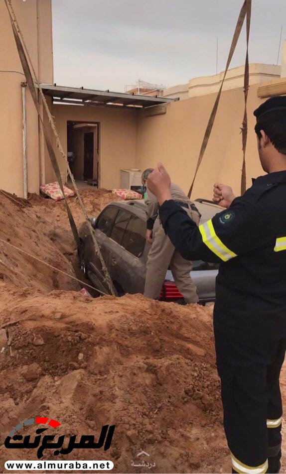 "بالصور" سقوط سيارة في فناء منزل نتيجة هبوط بركة الصرف الصحي "بالصور" سقوط سيارة في فناء منزل نتيجة هبوط بركة الصرف الصحي 2