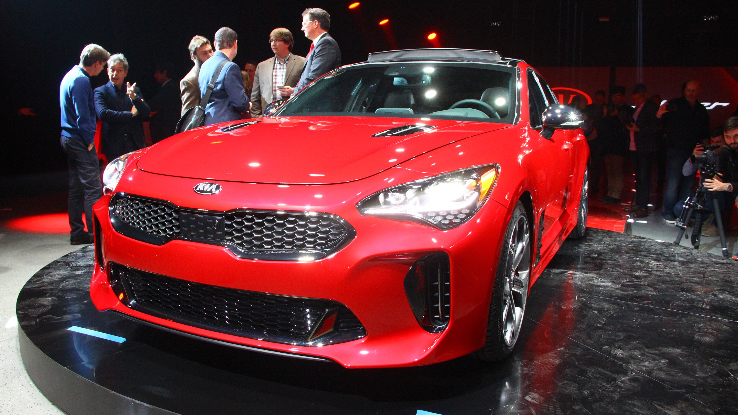 كيا ستينغر 2018 تظهر لأول مرة في العالم في معرض أمريكا الشمالية الدولي للسيارات Kia Stinger