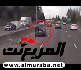 “فيديو” شاهد دراجة نارية ترتطم بسيارة فينتهي المطاف بصاحبها جالسا على جذع السيارة