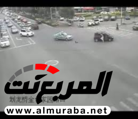 “فيديو” شاهد أب يقفز من السيارة لإنقاذ ابنته التي سقطت وسط الطريق