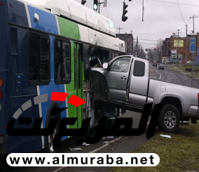 “فيديو” شاهد مركبة تصطدم بحافلة بعد أن فقدت السيطرة وعلقت بداخله في نيويورك