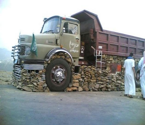 “فيديو” شاهد هواية تحجير السيارة في السعودية تثير اهتمام وسائل إعلام غربية