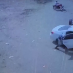 "فيديو" شاهد أحد اللصوص قام بسرقة مبالغ مالية وإثباتات من سيارة طالب جامعي "فيديو" شاهد أحد اللصوص قام بسرقة مبالغ مالية وإثباتات من سيارة طالب جامعي 1